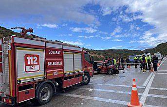 Sinop'ta kamyona çarpan otomobildeki 4 kişi öldü, 1 kişi yaralandı