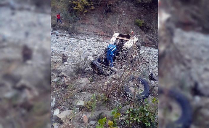 Sinop’ta uçuruma devrilen traktörün sürücüsü ağır yaralandı