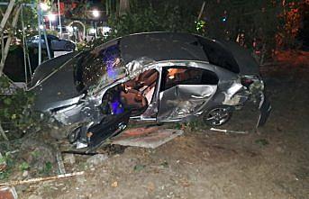 Tokat'ta elektrik direğine çarpan otomobildeki 3 kişi yaralandı