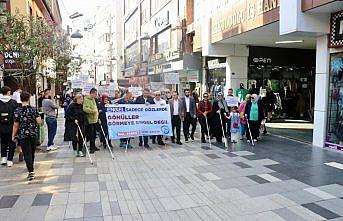 Trabzon'da görme engelliler farkındalık yürüyüşü düzenledi
