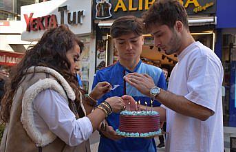 Trabzonspor Kulübü, bordo-mavili taraftar Münevver Taflan'ın doğum gününü kutladı
