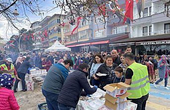 Amasra'daki hamsi şenliğinde yarım ton hamsi dağıtıldı