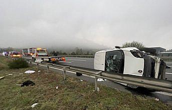 Anadolu Otoyolu'nda iki otomobilin karıştığı kazada 6 kişi yaralandı