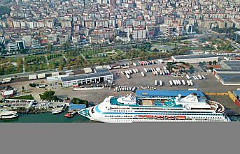 “Astoria Grande“ kruvaziyeri 861 yolcusuyla Samsun Limanı'na demirledi