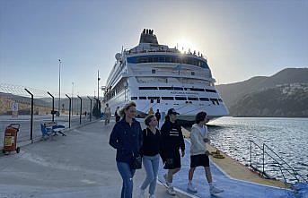 “Astoria Grande“ kruvaziyeri, 954 yolcusuyla Amasra'da demirledi