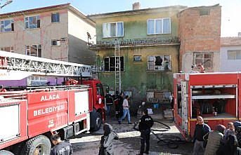 Çorum'da bir evde çıkan yangında 3 kişi dumandan etkilendi