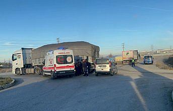 Çorum'da tırla çarpışan hafif ticari aracın sürücüsü yaralandı