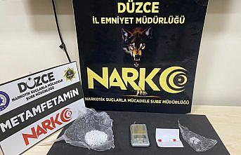 Düzce'de otomobilde uyuşturucuyla yakalanan 2 şüpheli tutuklandı