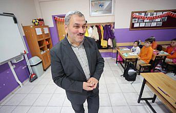 “Gönül gözüyle“ gören Sabri öğretmen emekliliğine rağmen öğrencilerinden kopamadı