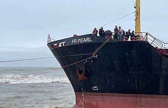 GÜNCELLEME 2 - Artvin'de karaya oturan yük gemisinin 13 kişilik mürettebatı tahliye edildi