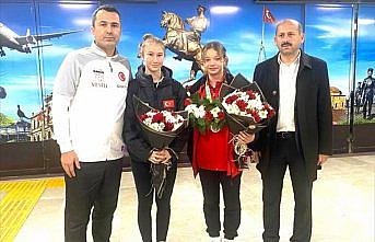 İngiltere'de gümüş madalya kazanan milli cimnastikçiler, Samsun'da çiçeklerle karşılandı