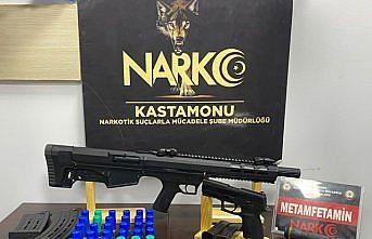 Kastamonu'da, el fenerinin içinde uyuşturucu saklayan şüpheli yakalandı