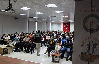 Kastamonu'da üniversite öğrencileri uyuşturucuya karşı bilinçlendirildi