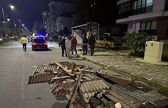 Rize'de etkili olan şiddetli rüzgarda 8 evin çatısı uçtu