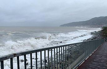 Rize’de fırtına nedeniyle oluşan dev dalgalar Karadeniz Sahil Yolu'na ulaştı