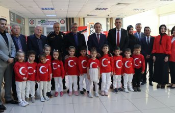 Samsun'da “Cumhuriyet'imizin 100. Yılında 100 Öğrenci 100 Bayrak“ sergisi açıldı