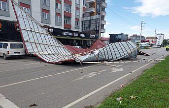 Samsun'da etkili olan şiddetli rüzgarda binanın çatısı uçtu