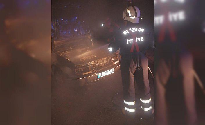 Amasya’da park halindeki otomobil yandı