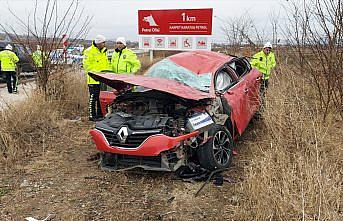 Amasya'da şarampole devrilen otomobildeki 2 kişi yaralandı