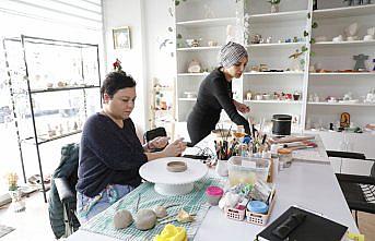 Eski bankacı atölyesinde kadınlara seramik yapımını öğretiyor