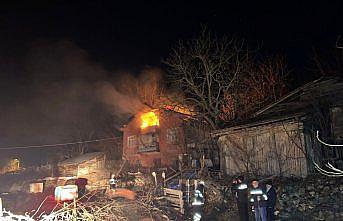 Gerede'de 3 katlı evde çıkan yangın söndürüldü
