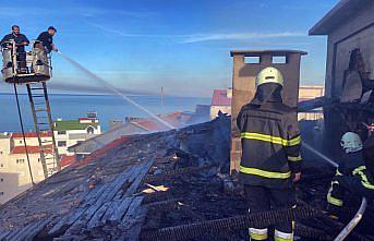 Sinop’ta 5 katlı binanın çatısında çıkan yangın söndürüldü