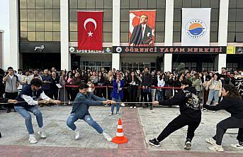 Sinop'ta şenlikte öğrencilere bir ton hamsi ikram edildi