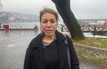 Tokat attığı kadınla gazeteciler önünde özür dileyerek uzlaştı