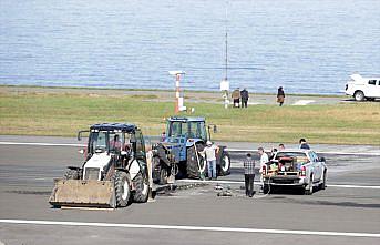 Trabzon Havalimanı'nda pist onarım çalışması yapılıyor