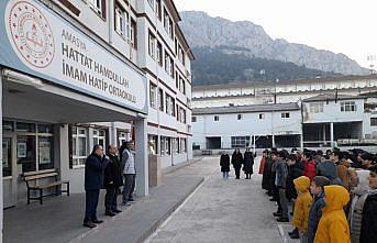 Amasya'da okullarda şehitler için saygı duruşunda bulunuldu