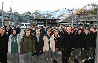 Of'taki okullarda şehitler için saygı duruşunda bulunuldu