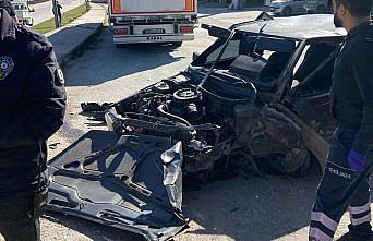 Amasya'da beton bloka çarpan otomobildeki 2 kişi yaralandı