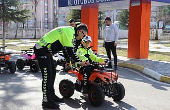 Amasya'da minik öğrencinin “trafik polisi olma“ hayalini polisler gerçekleştirdi