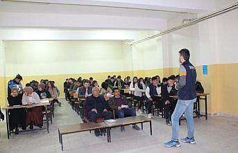 Amasya'da polis, öğrencileri internet güvenliği konusunda bilgilendirdi