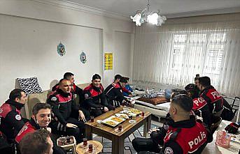 Antrenmanda bacağı kırılan çocuğa hayranı olduğu yunus polislerinden ziyaret