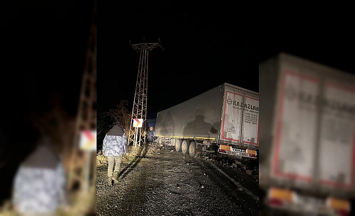 Artvin-Ardahan kara yolunda heyelan nedeniyle ulaşım tek şeritten sağlanıyor