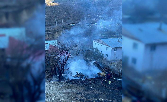 Artvin'de ahır ve samanlık yandı