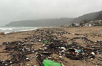 Bartın'da sağanakla sürüklenen atıklar İnkumu sahilinde kirliliğe yol açtı