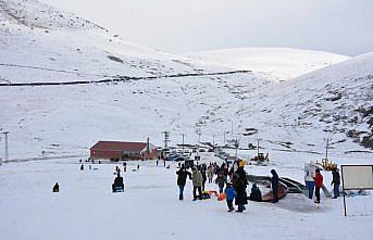 Başçiftlik Kayak Merkezi'ne gelen çocuklar kızakla kayarak eğlendi
