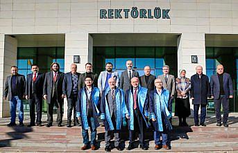 Bayburt Üniversitesi'nde görevde yükselen akademisyenler cübbe giydi