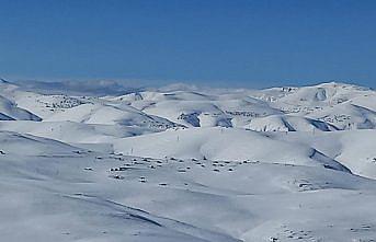 Bayburt'ta yüksek kesimlerdeki yayla evleri karla kaplandı