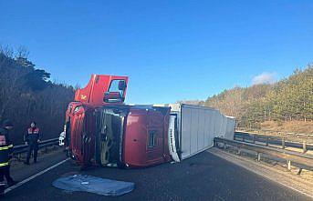 Bolu'da devrilen tırın sürücüsü yaralandı