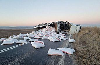 Çorum'da devrilen tırın sürücüsü yaralandı