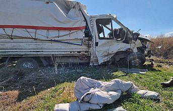 Çorum'da şarampole devrilen kamyonetin sürücüsü yaralandı