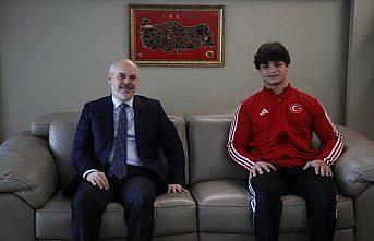 Cumhurbaşkanı Başdanışmanı Kılıç, Avrupa şampiyonu Alperen Berber'i ödüllendirdi