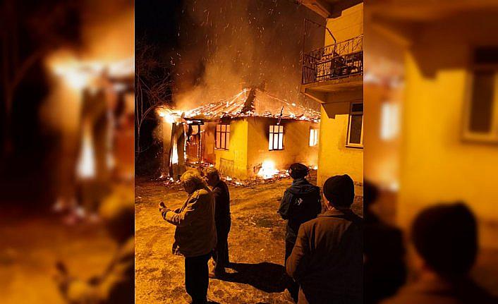 Düzce'de çıkan yangında 2 katlı ev kullanılamaz hale geldi