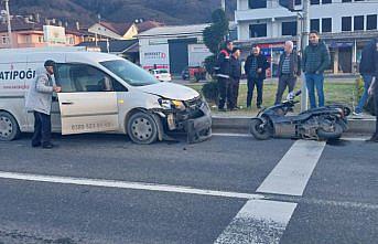 Düzce'de hafif ticari araçla çarpışan motosikletin sürücüsü ağır yaralandı