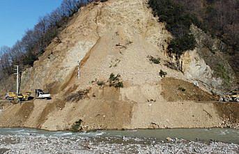 Düzce'de heyelan nedeniyle kapanan yolda çalışmalar sürdü