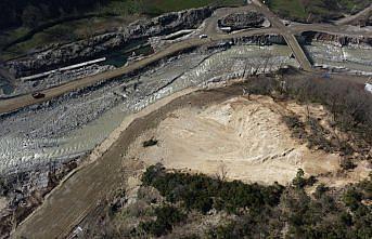 Düzce'de heyelan nedeniyle kapanan yolda çalışmalar sürüyor