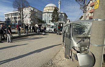 Düzce'de panelvan ile otomobilin çarpıştığı kazada 3 kişi yaralandı